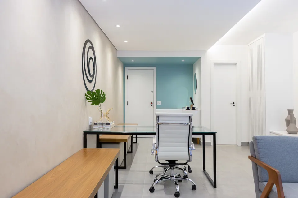 Mesa de atendimento da Orbis Psicologia com a entrada ao fundo