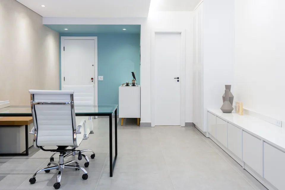 Mesa de atendimento e corredor de entrada da Orbis Psicologia