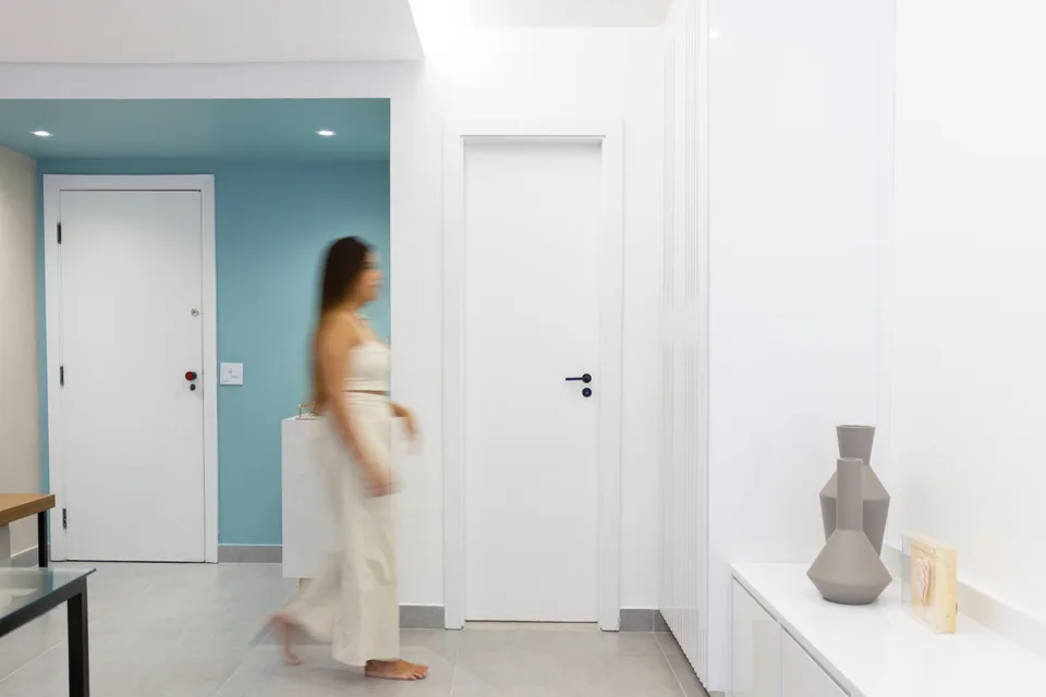 Entrada da Orbis Psicologia com porta e aparador